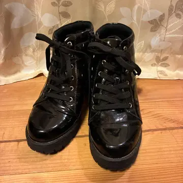블랙 에나멜 하이컷 부츠 지퍼 달린 23cm 사이즈 36