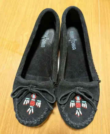 MINNETONKA 비즈 자수 블랙 모카신 24.5cm