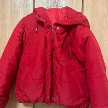 빨간색 후드 부착 다운 자켓