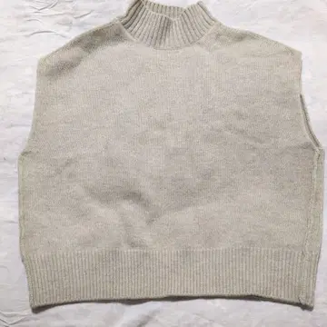 라이트 그레이 하이넥 니트 베스트