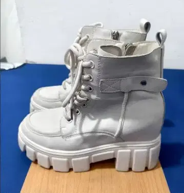 화이트 통굽 하이컷 부츠