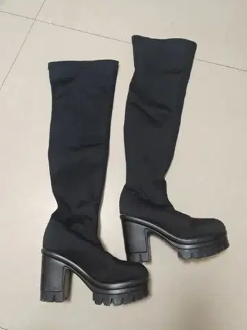 통굽 힐 블랙 니하이 부츠