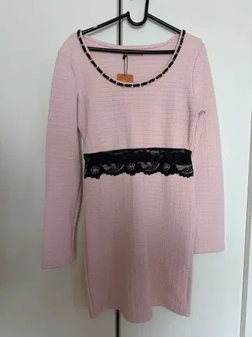 핑크색 긴팔 레이스 장식 상의