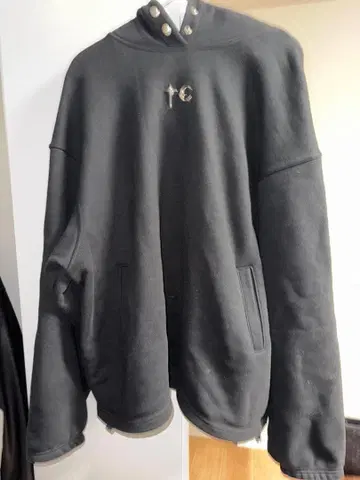 블랙 하이넥 후드티 타트라스