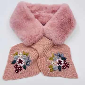 핑크색 퍼와 니트 머플러