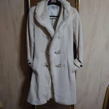 퍼 달린 크림색 더플 코트