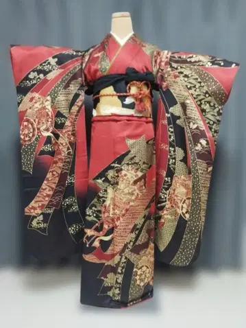 빨간색과 검은색의 후리소데 기모노