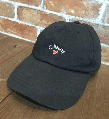 Callaway 블랙 포니테일 캡 하트 자수