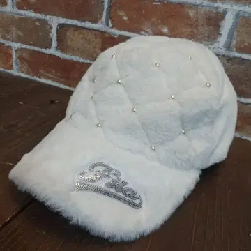 FILA 화이트 퍼 캡 펄 스팽글