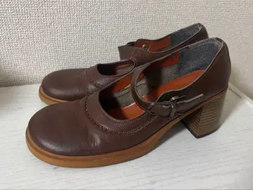 브라운 가죽 스트랩 힐 슈즈