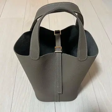 큐브형 버킷백 에투프 그레이 인조 가죽 PM 18