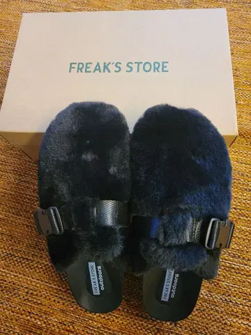 FREAK'S STORE 퍼 샌들 블랙