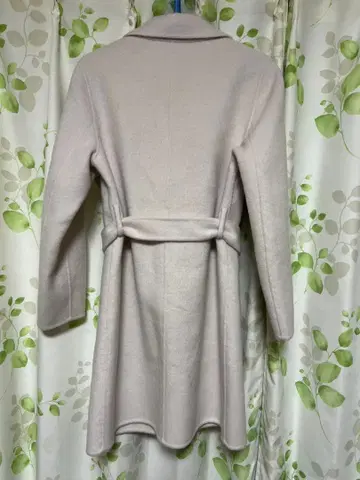 화이트 벨트 부착 롱 코트