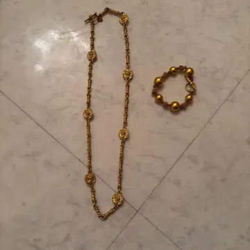 목걸이와 팔찌 세트