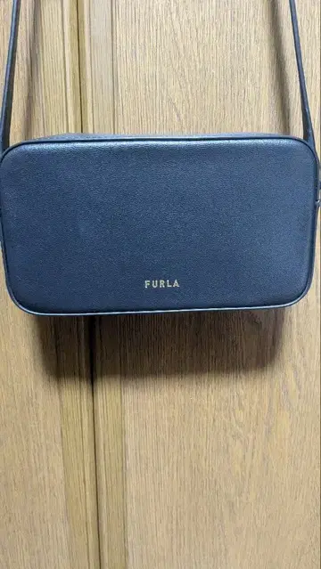 한정판 가격 인하 새상품급 FURLA 블랙 카메라 숄더백