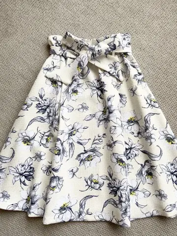 새상품급 리미트리스 럭셔리 꽃무늬 플레어 플라워 스커트