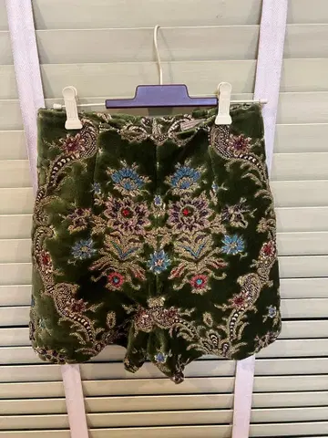 Lilli Ann 꽃무늬 자수 벨벳 숏팬츠