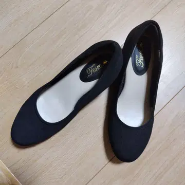 블랙 펌프스 약 5cm 힐