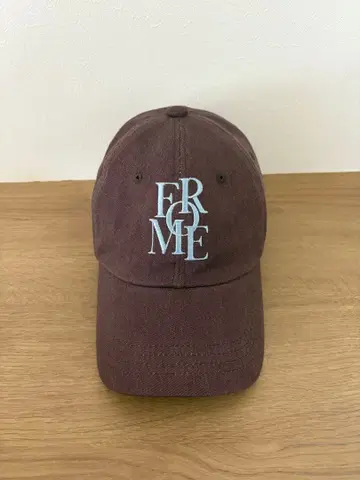 브라운 x 스카이블루 자수 로고 캡 한국 여성용