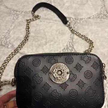 GUESS 블랙 숄더백