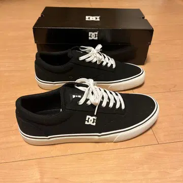 DC 블랙 스니커즈