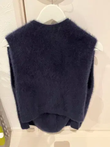 다크 네이비 슬리브리스 니트 베스트