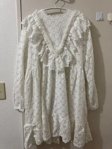 레이스 프릴이 달린 화이트 원피스