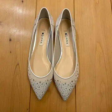 DIANA 비쥬 포함 화이트 펌프스