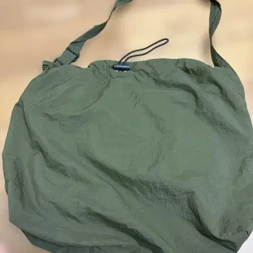 남성용 카키 숄더백