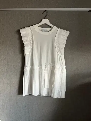 화이트 플리츠 소매 반팔 상의