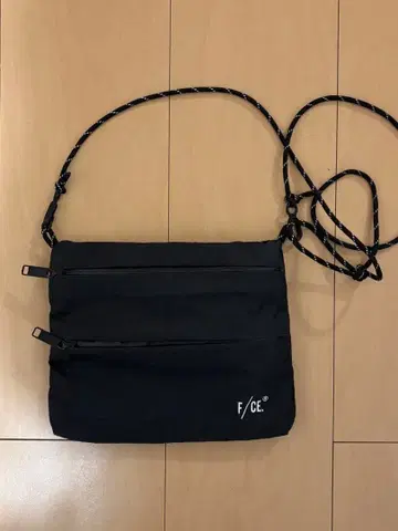 F/CE. 블랙 숄더백