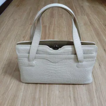 아이보리 크로커다일풍 핸드백