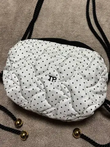 THEATER PRODUCTS 도트 무늬 퀼팅 숄더백