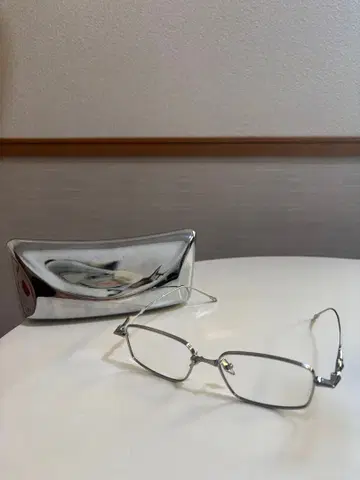 실버 슬림 프레임 안경 케이스 포함