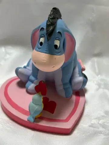 이요르 피규어 하트형 받침대 포함