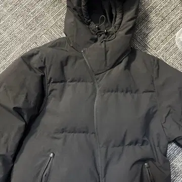 블랙 후드 부착 다운 자켓