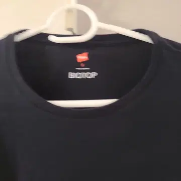 BIOTOP 블랙 크롭 T셔츠 & 브라운 버튼 달린 긴팔 T셔츠