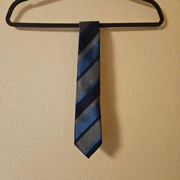 T/Q 파랑과 그레이 스트라이프 넥타이 타카큐