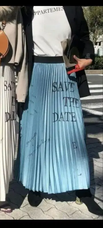 에이미 로우 플리츠 알파벳 프린트 스커트 새상품급