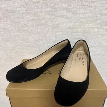 마가렛호웰 블랙 펌프스