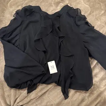 프릴 장식 블랙 긴팔 블라우스