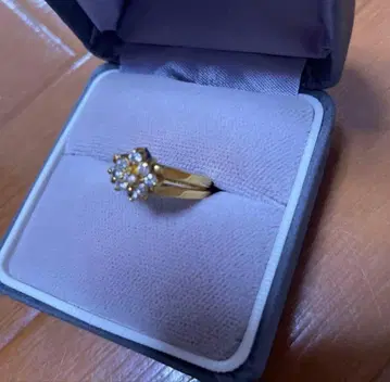 유품 정리 리버서블 디자인의 골드 반지