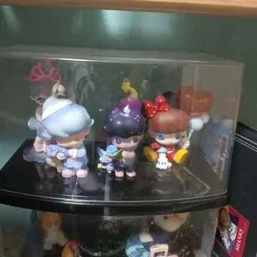 피규어 4개 세트 투명 케이스 포함