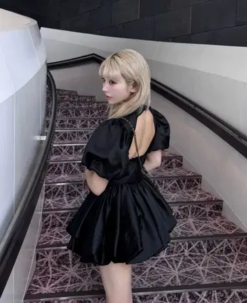 트리트유어셀프 새틴 벌룬 페플럼 미니 원피스 블랙