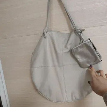 POMTATA 라이트 그레이 숄더백