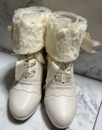 퍼 포함 리본 디자인 화이트 부츠 L L