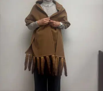 카멜 퍼 달린 숄