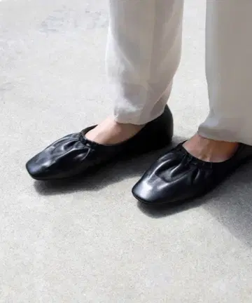 SLOBE IENA 플랫 개더 슬립온 블랙