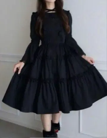 블랙 티어드 드레스 플레어 슬리브