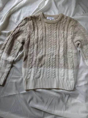 케이블 니트 스웨터 베이지 계열 긴팔